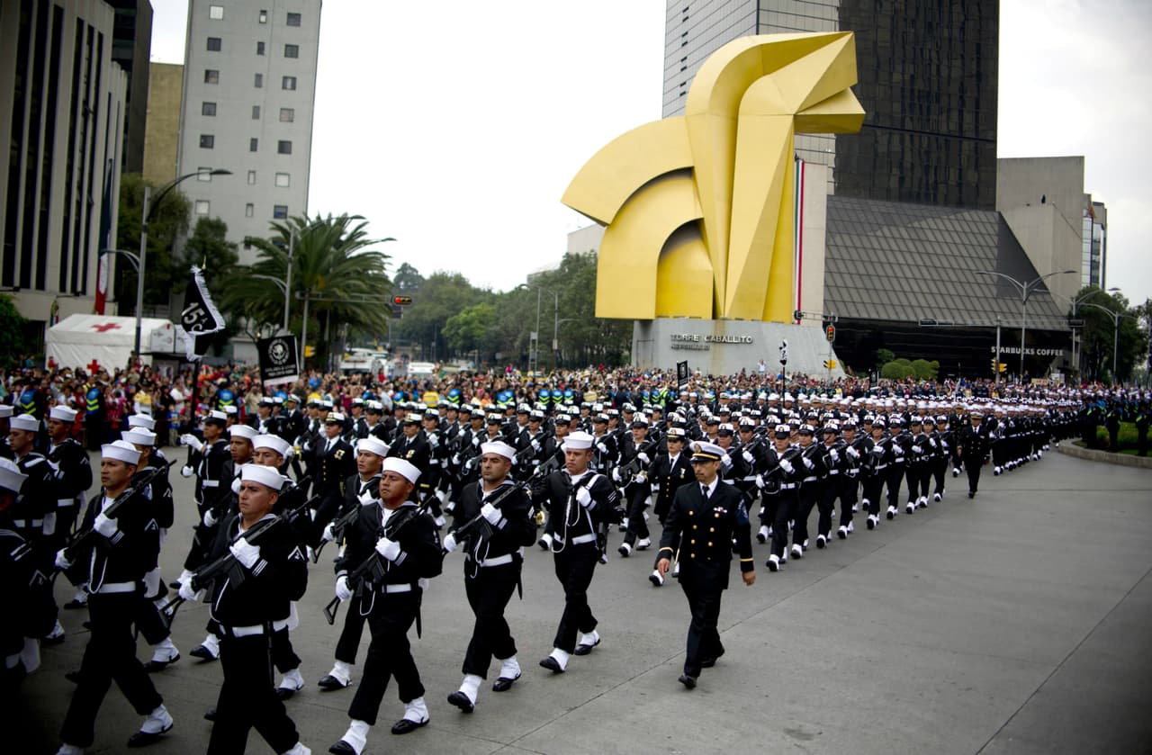 Elementos de la Marina también desfilaron sobre Paseo de la Reforma.