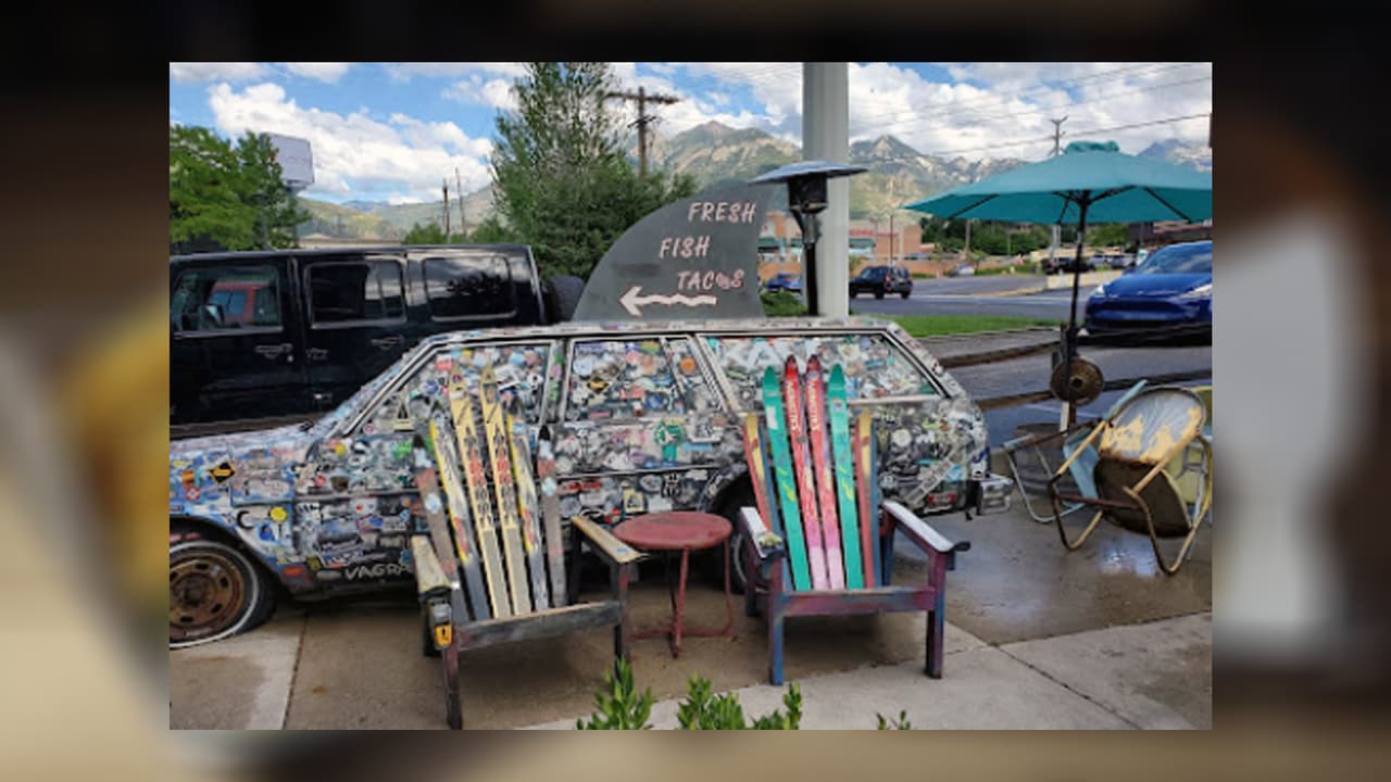 En Salt Lake City no tenemos el dato exacto sobre cuántas taquerías hay, pero en el 2265 Fort Union Blvd, puedes encontrar Lone Star Taqueria. Sus tacos de pescado o camarones son muy reconocidos en la ciudad. Puedes ver el menú y contactarlos en la página web: 
<a href="https://www.lstaq.com/" target="_blank">https://www.lstaq.com/ </a>