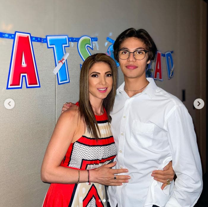 "
<b>Felicidades a todos los graduados </b>y a los papás de los graduados, ya que también es un logro familiar", señaló la cantante.
<br>