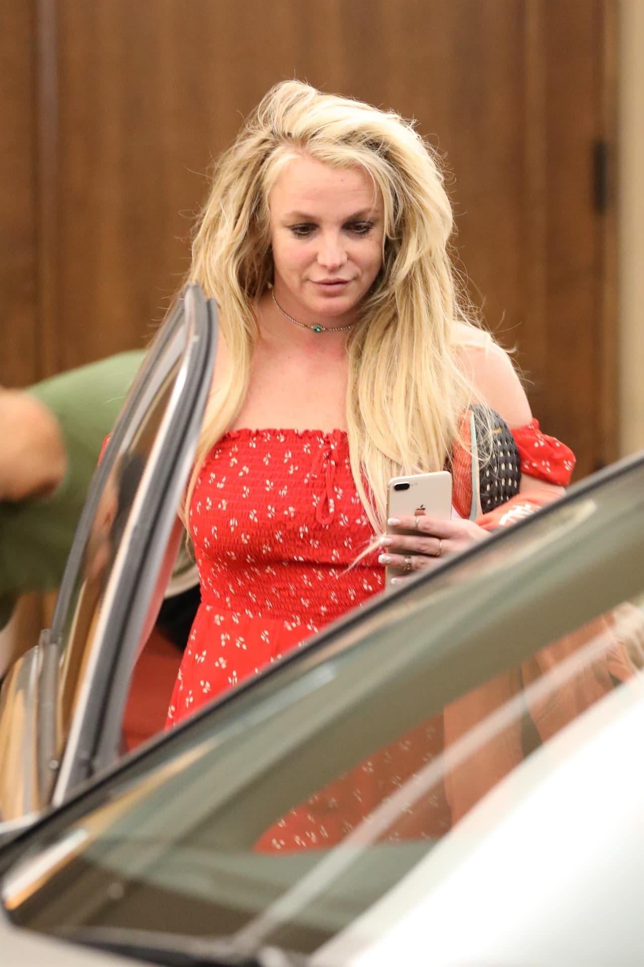 Sin embargo, 
<b><a href="https://www.tmz.com/2019/05/13/britney-spears-free-social-media-conservatorship-jamie/">TMZ reveló </a></b>que la propia Britney dijo el pasado viernes en una corte que Jamie Spears, su padre, 
<b>la hizo comprometerse a ingresar a este centro de salud</b> y también la presionó para tomar drogas. No se especifica si estas drogas fueron parte de los medicamentos que usualmente ingiere para estabilizarse emocionalmente desde hace varios años.