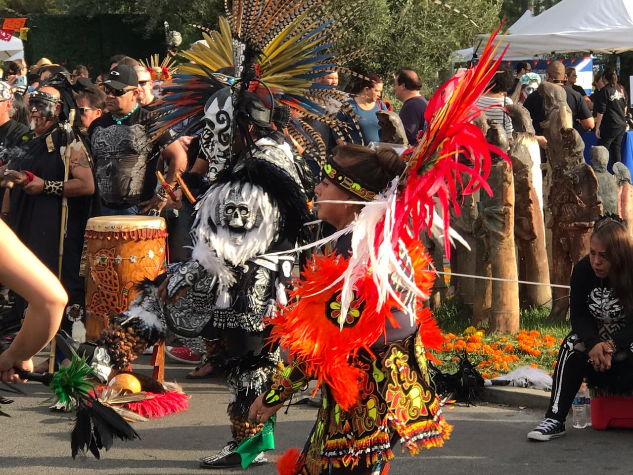 La tradición revivió en Los Ángeles en la década de los 70’s impulsada por la comunidad de artistas plásticos Chicanos y ha crecido en paralelo como lo ha hecho la comunidad migrante.