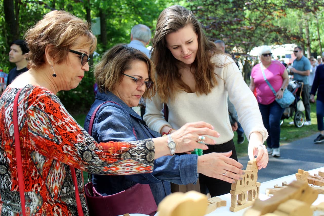 <b><a href="https://www.townofcary.org/recreation-enjoyment/events/festivals/spring-daze-arts-and-crafts-festival">Spring Daze Arts and Crafts Festival (30 de abril):</a></b> Con más de 170 artistas locales, el Festival de Artes y Oficios Spring Daze de Cary (que celebra su 29.º año en 2022) llena las calles con pinturas artísticas, joyas, esculturas y más, además de vendedores de comida, actividades infantiles y música en vivo durante todo el día.