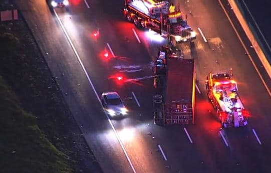 Volcadura de camión de carga provoca el cierre temporal de carriles sobre la I-80 en dirección oeste en Emeryville 