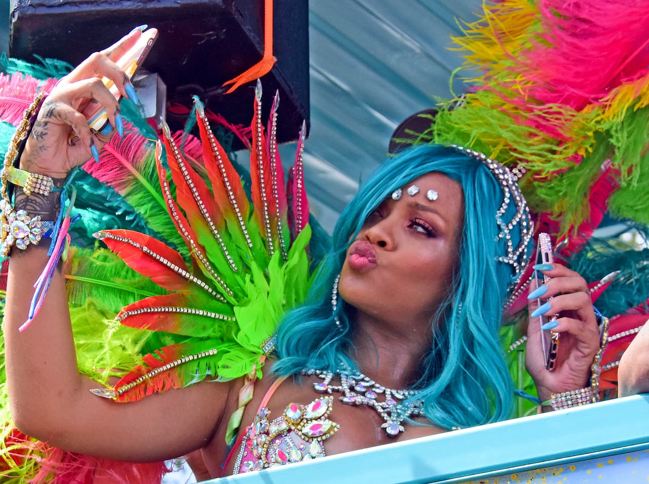 La cantante Rihanna se encuentra haciendo de las suyas en el carnaval de Barbados, su país de origen, a donde viaja cada año en la misma época.