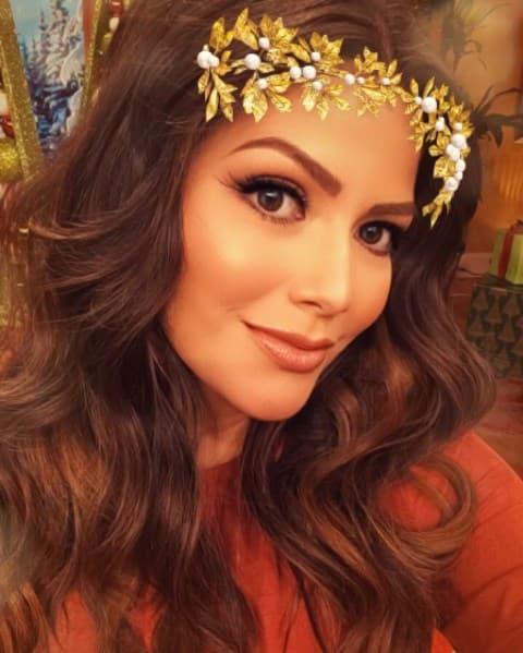 Con el filtro de diadema de flores luce como una reina de Nuestra Belleza Latina (2010)