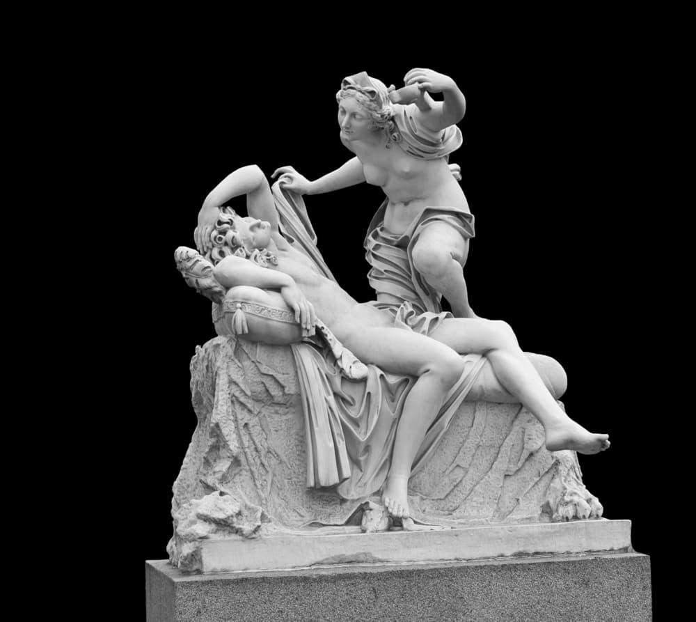 Venus se entera del dolor que pasa Cupido sin Psique y encuentra a la chica en el templo de Ceres. Ahí, como manera tanto de vengarse y tentarla, le da tres misiones imposibles. Primero, la princesa debía separar todos los granos del templo en pilas distintas. La segunda era robar lana de oro de un grupo de borregos.