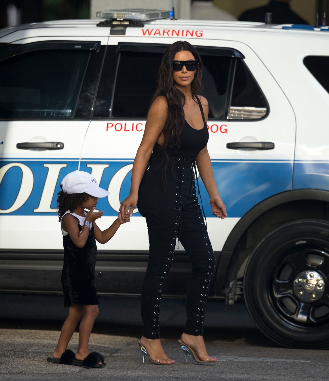 Kim ya le compró su par de carísimas chanclas Givenchy.