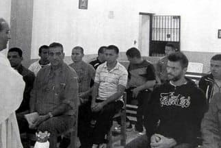 El opositor Leopoldo López fue captado tomando misa en la capilla del penal de Los Teques. Foto de Twitter.