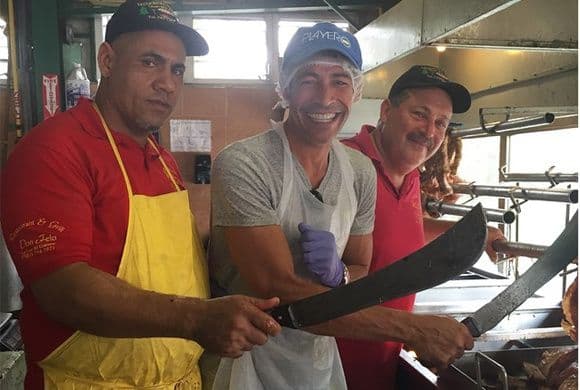 ¡A comer se ha dicho! Johnny se fue hasta la 'lechonería' a conseguir un rico manjar.