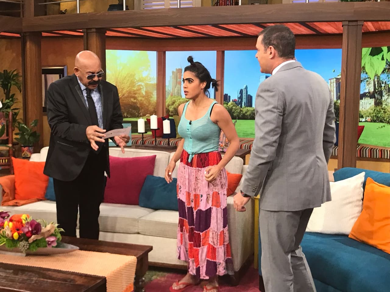 Un cheque a nombre de Mela, que dijo iba a regresar porque Wilfrido no es su padre.