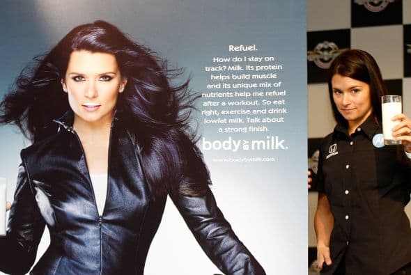 Danica Patrick va por la vida a toda velocidad, pero su leche sí se la toma con calma y aparta espacios en su agenta para fomentar el consumo de leche.