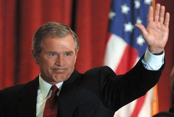 En Estados Unidos 
<b>George W. Bush gana las elecciones para convertirse en candidato a la presidencia</b> por el partido Republicano.