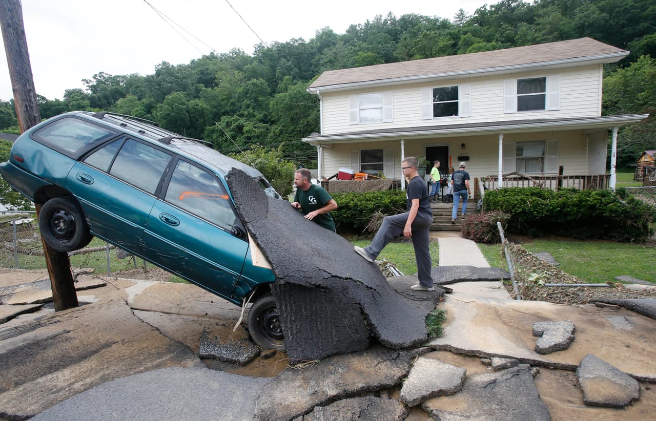 <b>Inundaciones en West Virginia</b> (del 22 al 24 de junio de 2016).
<b> </b>Las fuertes lluvias causaron inundaciones y destruyeron hogares, negocios y más de 1,500 carreteras y puentes. El sistema también produjo tornados en el Valle de Ohio. En total, fallecieron 
<b>23 personas</b>. En la imagen, un hombre y su hijastro examinan los daños en White Sulphur Springs. 
<b>Costo estimado: mil millones de dólares</b>.