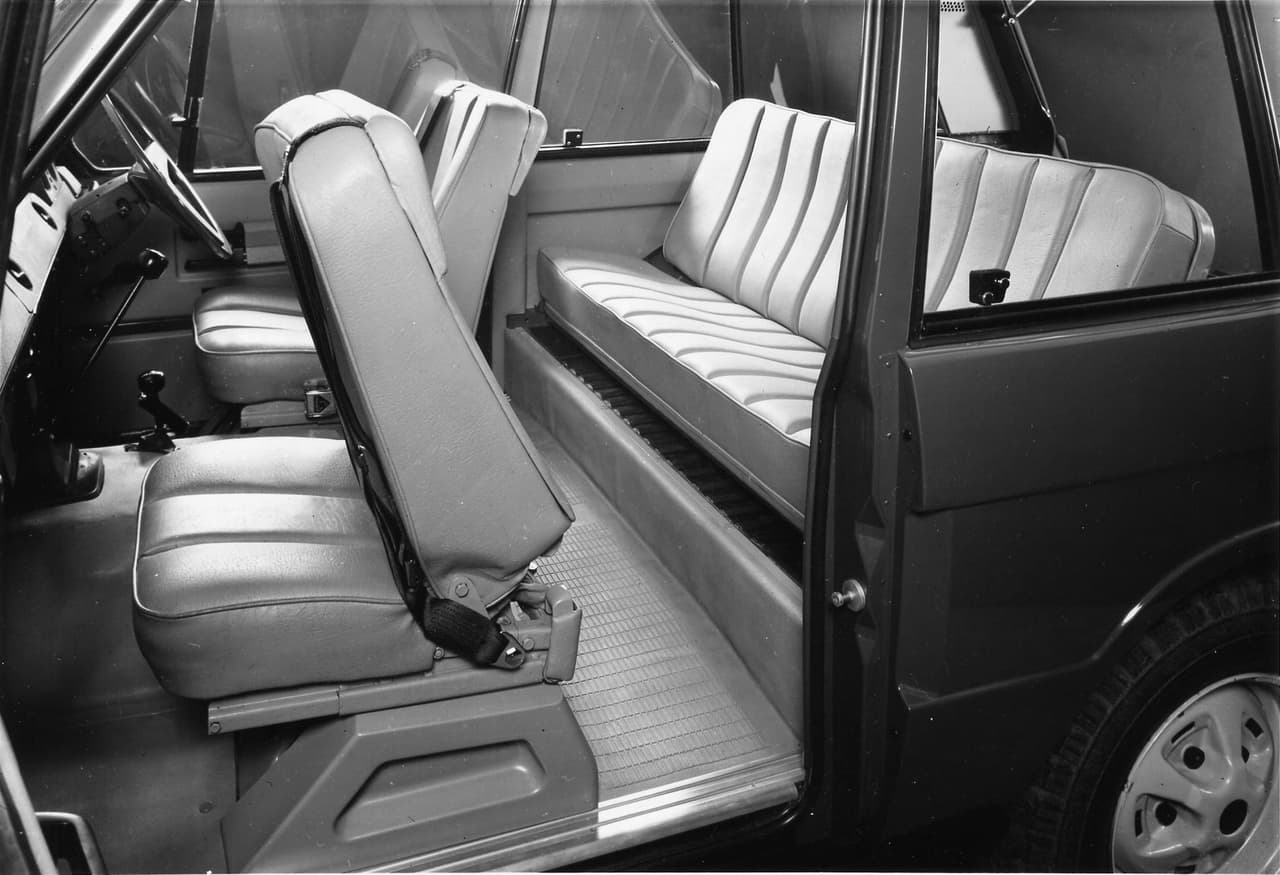 <h3 class="cms-h3-H3">Durante sus primeros 11 años de existencia, la Range Rover solo fue ofrecida con dos puertas</h3>