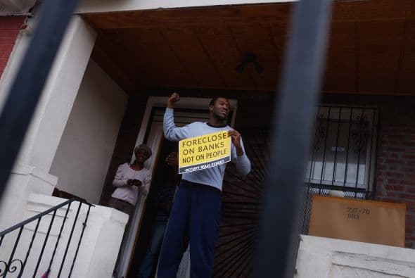 Fue el mes pasado cuando manifestantes tomaron una casa duplex cuya hipoteca fue cancelada.