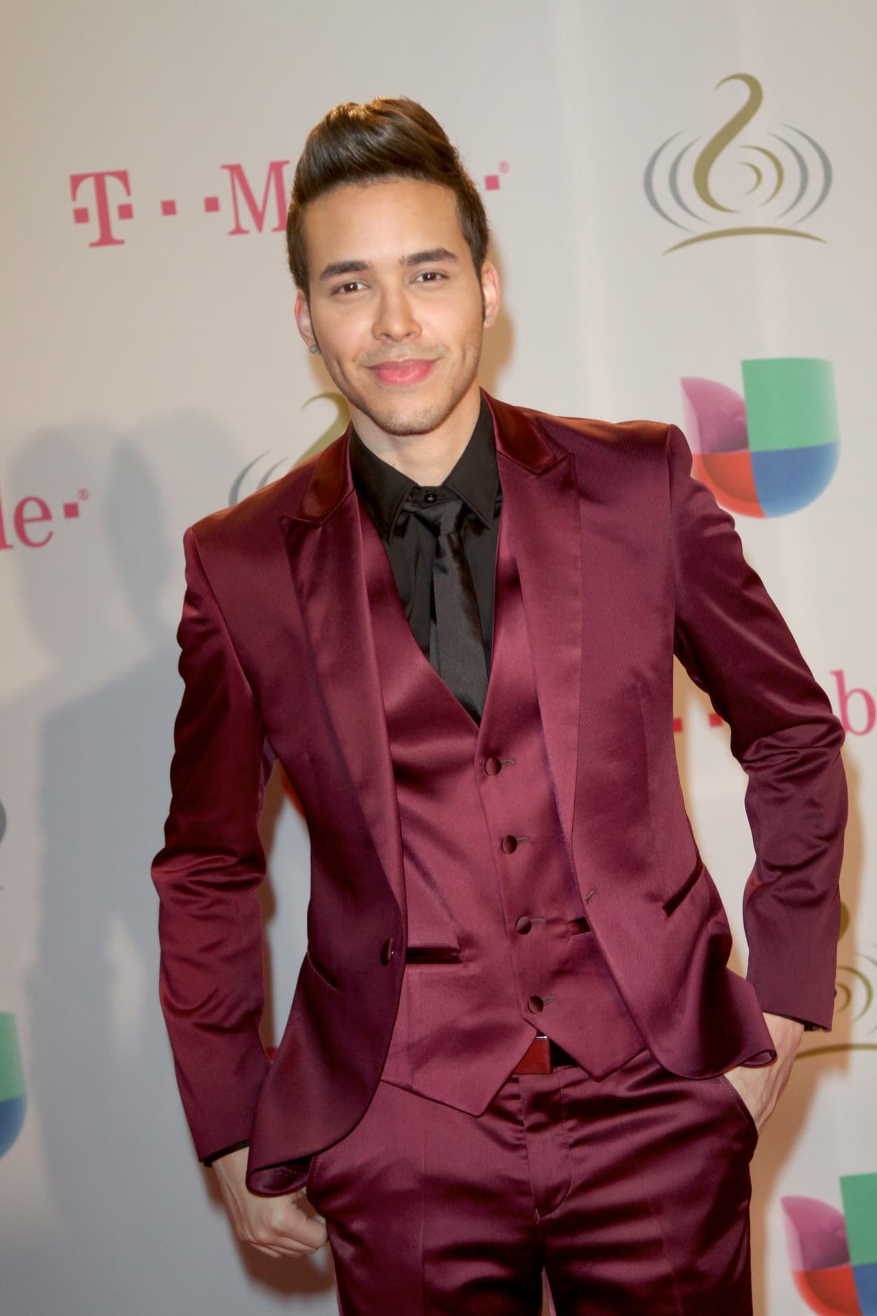 En 2014, el cantante apareció con un traje color vino que le favorecía mucho.