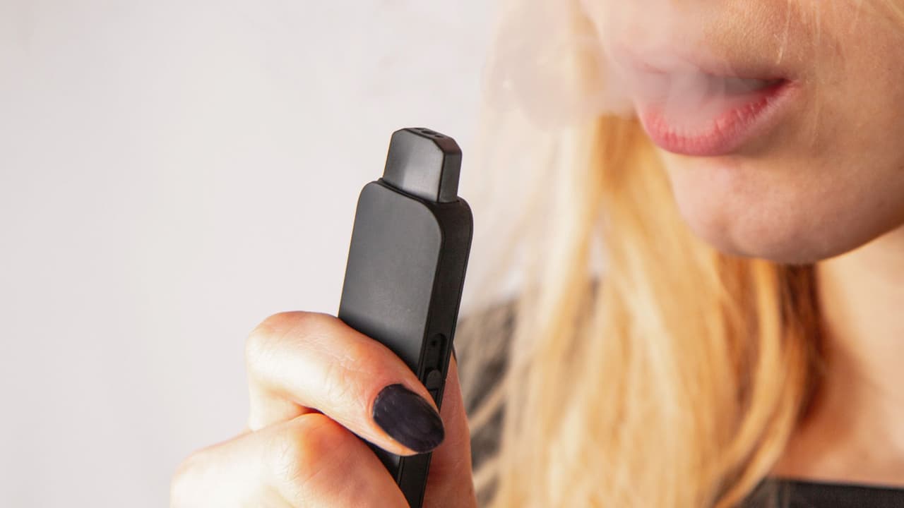 <h3 class="cms-H3-H3">¿Qué cambia para los habitantes de Dallas? </h3>
<br>La nueva regulación equipara el uso de cigarrillos electrónicos con el acto de fumar, prohibiéndolos en: 
<br>🚬 Espacios interiores cerrados, como restaurantes, oficinas y gimnasios. 
<br>🚬 Parques públicos y áreas recreativas. 
<br>🚬 Dentro de un rango de 15 pies de las entradas de edificios. 
<br>Además, 
<b>los negocios tendrán un año para actualizar sus señales </b>y adaptarse a las nuevas normas.