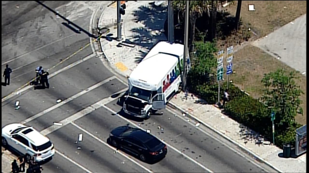 La policía investiga qué pudo ocasionar el accidente que dejó, al menos, 10 personas heridas este viernes.