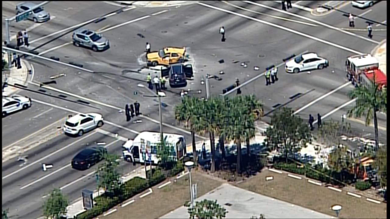 La policía investiga qué pudo ocasionar el accidente que dejó, al menos, 10 personas heridas este viernes.