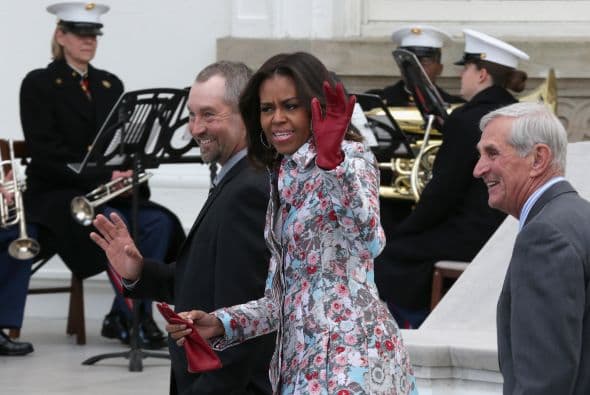 Desde que la familia Obama llegó a la casa blanca, las damas son las encargadas de recibir el abeto.