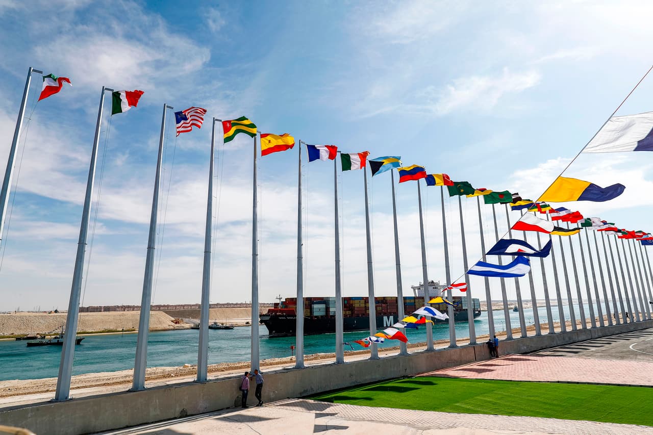 En 2015 el gobierno egipcio 
<a href="https://earthobservatory.nasa.gov/images/87948/the-new-suez-canal"><u>finalizó un proyecto de casi 8,500 millones de dólares para mejorar el canal</u></a>. Aumentaron significativamente su capacidad y se agregaron casi 18 millas (29 kilómetros) a su longitud original. La fotografía muestra a un carguero portugues atravesando el canal el 17 de noviembre de 2019, 
<a href="https://www.suezcanal.gov.eg/English/MediaCenter/News/Pages/sca_17-11-2019.aspx"><u>cuando la ruta cumplió 150 años</u></a>.
<br>