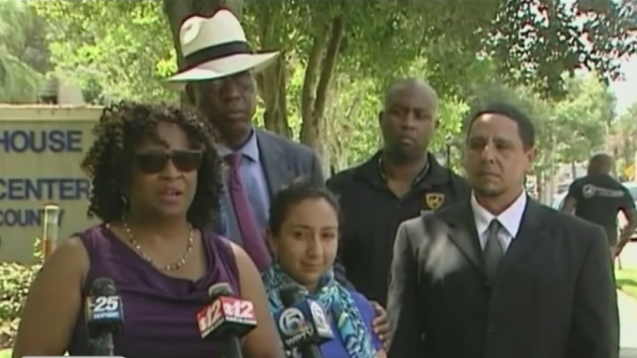 <brightspot-cms-external-content>
Los abogados de la Jasmine Abuslin presentaron la demanda este viernes.
</brightspot-cms-external-content>