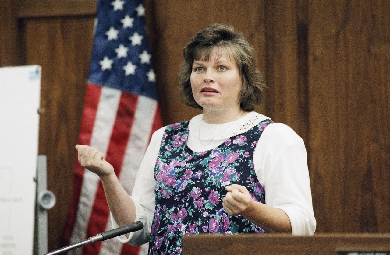 Los medios fueron muy duros con los hermanos respecto al abuso, en varios programas los ridiculizaron cuando lloraban durante sus testimonios. En 1993, en el primer juicio,
<b>el jurado no llegó a un acuerdo y se declaró el juicio nulo.</b> Para el segundo juicio ambos hermanos fueron encontrados culpables y sentenciados a cadena perpetua.