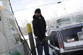 El precio del petróleo baja a niveles de hace seis años a menos de $50 dólares