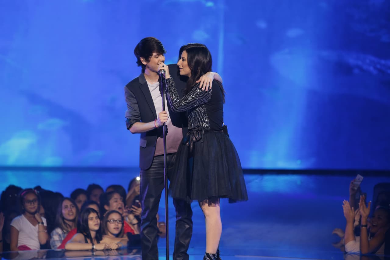 Una noche donde se le hizo honor al Latin GRAMMY, hubo sorpresas y la eliminación de un chico más. Esta noche le dijimos adiós a Sebastián y los jueces, además de no tener paciencia, fueron difíciles de complacer.