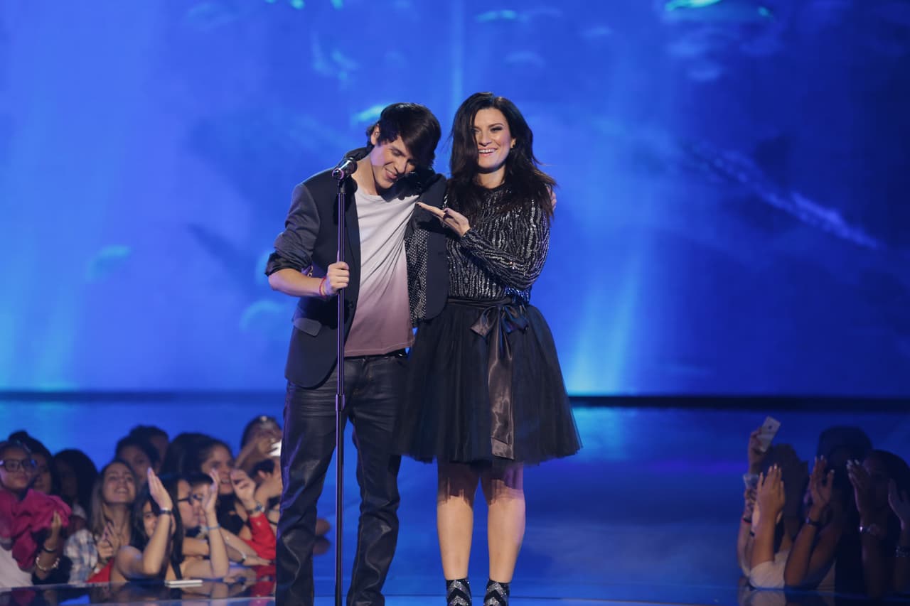 Una noche donde se le hizo honor al Latin GRAMMY, hubo sorpresas y la eliminación de un chico más. Esta noche le dijimos adiós a Sebastián y los jueces, además de no tener paciencia, fueron difíciles de complacer.