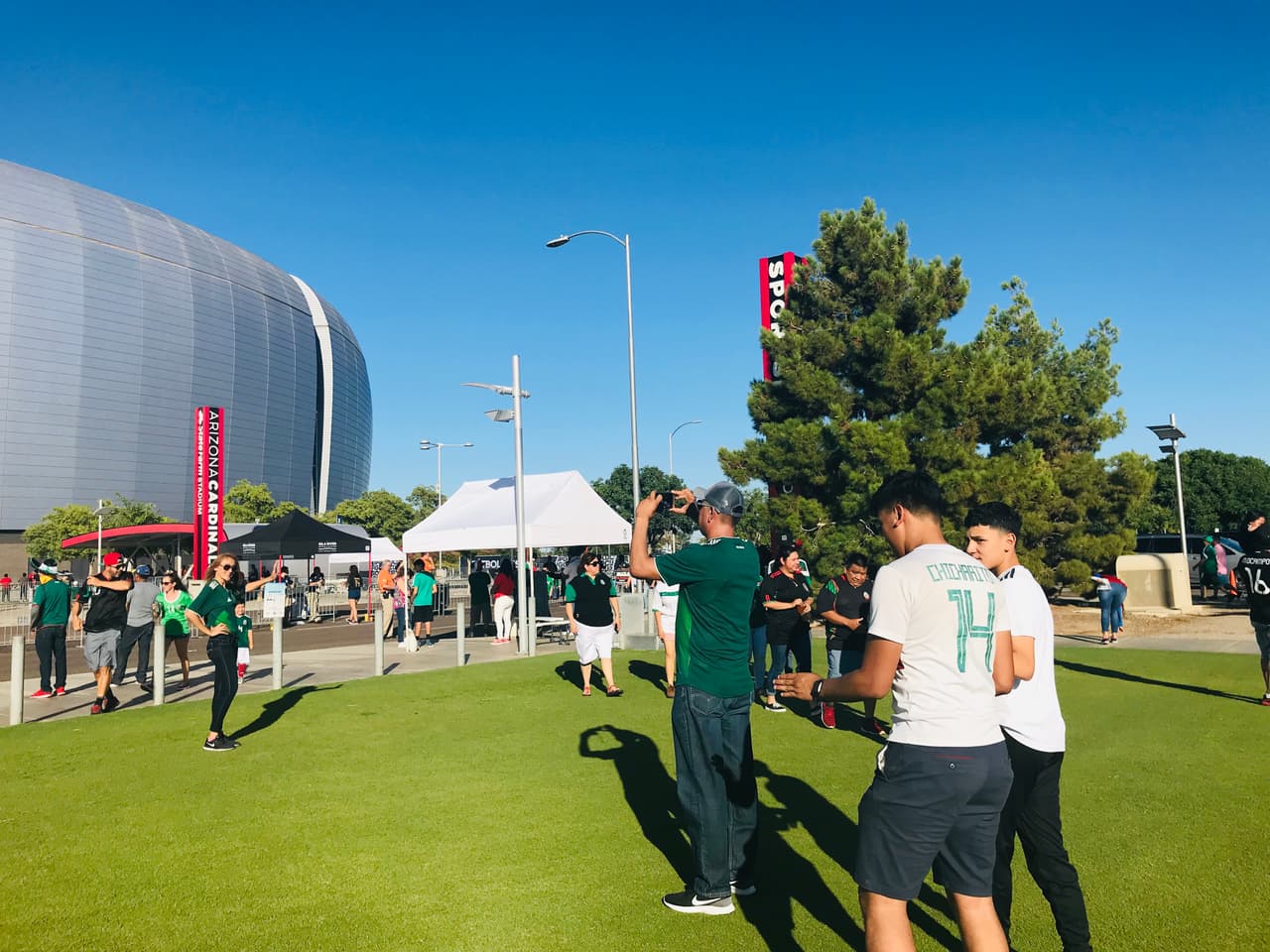 Señora posa por una foto para una foto a las afueras del estadio State Farm.
<br>