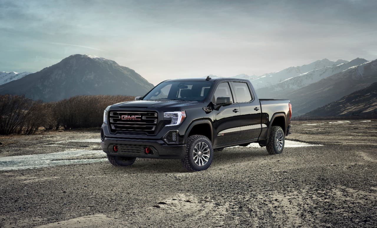 GMC anuncia la llegada de la submarca AT4, cuyo primer producto, 
<b>la GMC Sierra AT4</b> es presentada en el Auto Show de Nueva York basada en la nueva Sierra 2019. AT4 integra los conceptos todoterreno y tecnología para que, en el caso de esta pickup, pueda competir con los nuevos productos RAM y otros como la Ford Raptor.