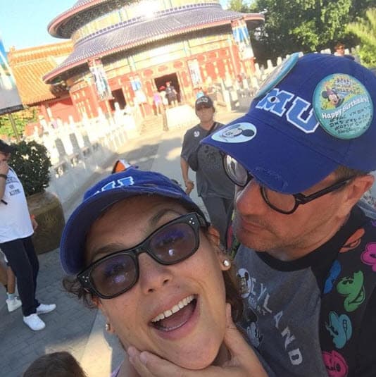 Además, asegura sentirse muy feliz junto a su esposo porque la apoya en todo lo que se propone: "Tengo un marido maravilloso que entiende perfecto a lo que me dedico, que le gusta que tenga yo trabajo, y que me siga desarrollando como profesional".