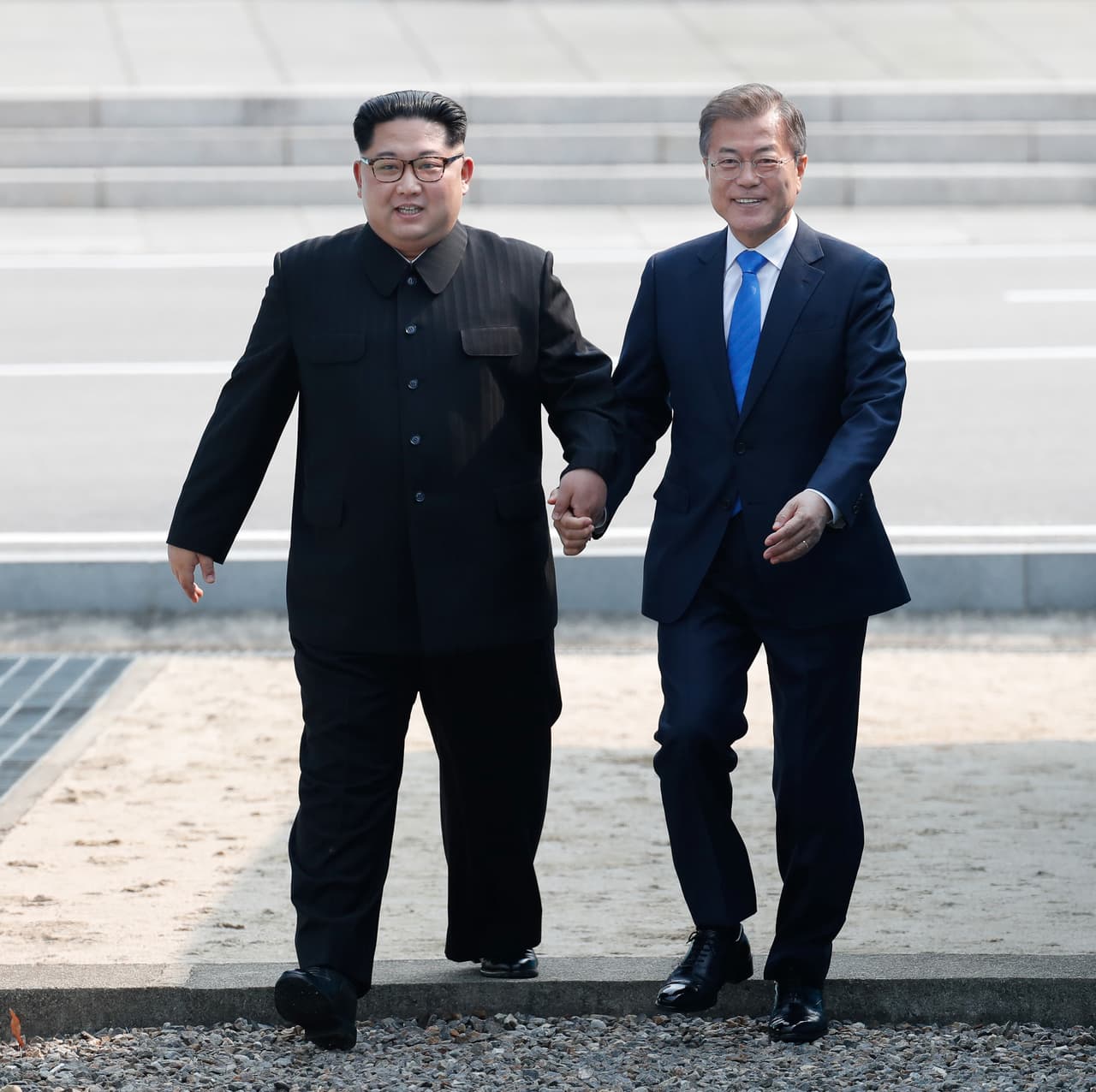 Moon Jae-in, y Kim Jong Un, luego de pasar por unos instantes al lado norte de la frontera.