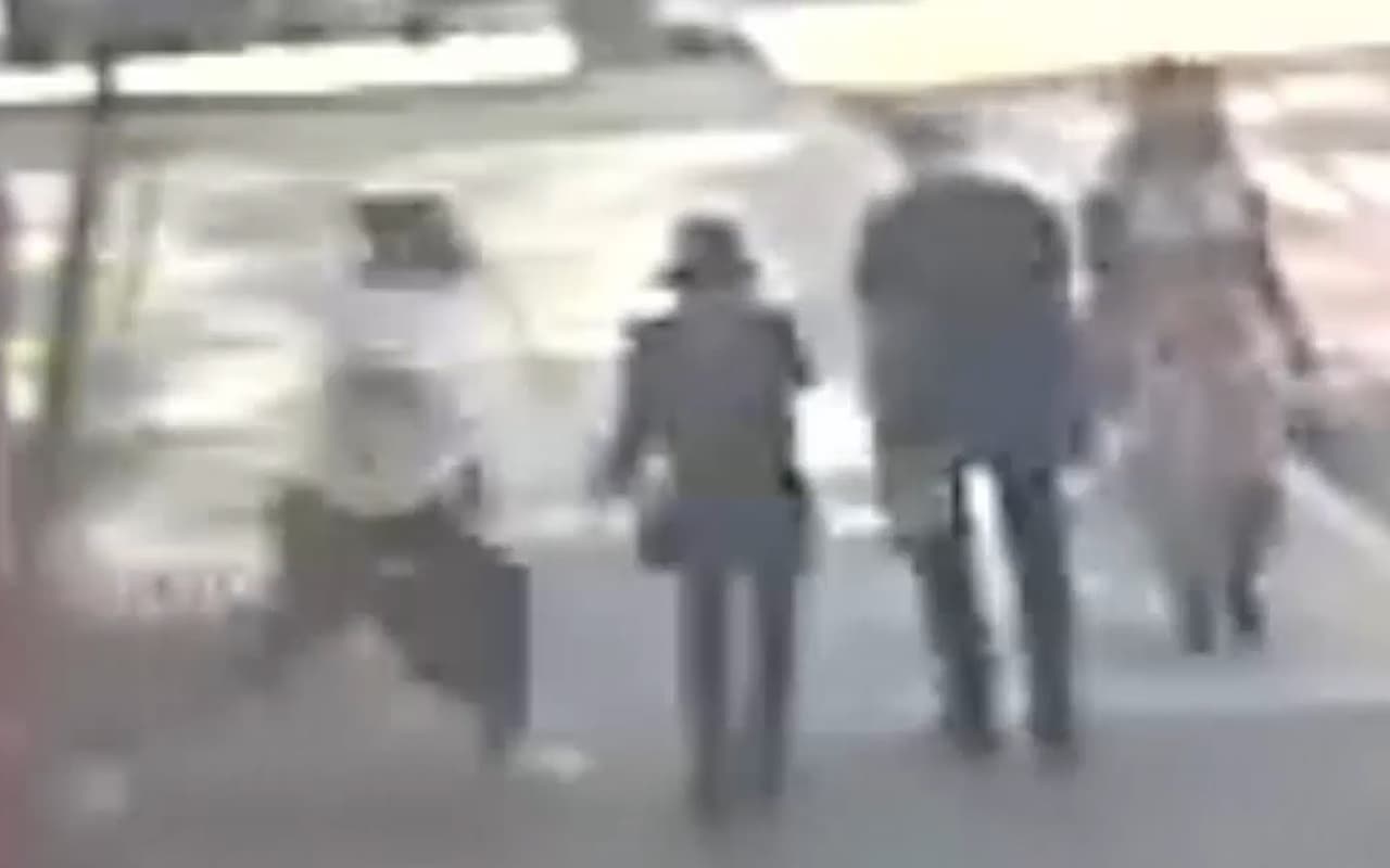 Mujer de 74 años es golpeada sin motivo por otra mujer en Manhattan