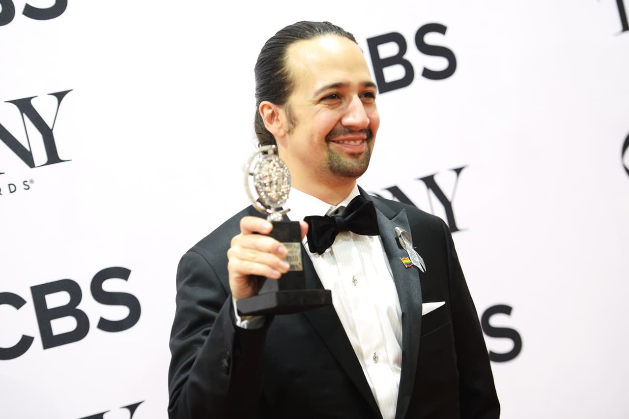 Lin Manuel Miranda. El aclamado escritor y protagonista del musical "Hamilton" participará en una producción especial de su obra el 12 de julio para recaudar fondos para la campaña de Hillary Clinton.