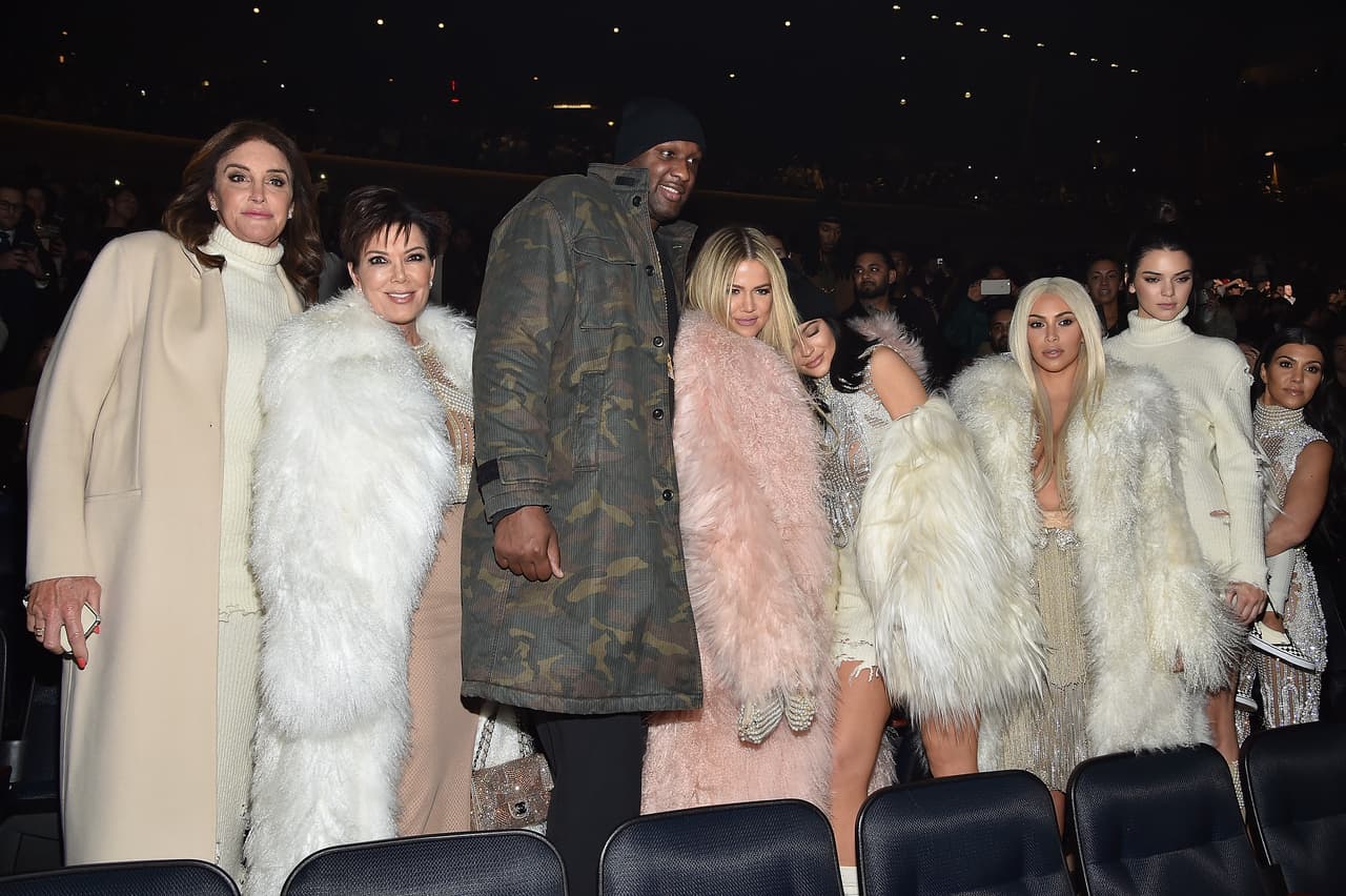 Todo el clan Kardashian - Jenner en el show de Kanye.