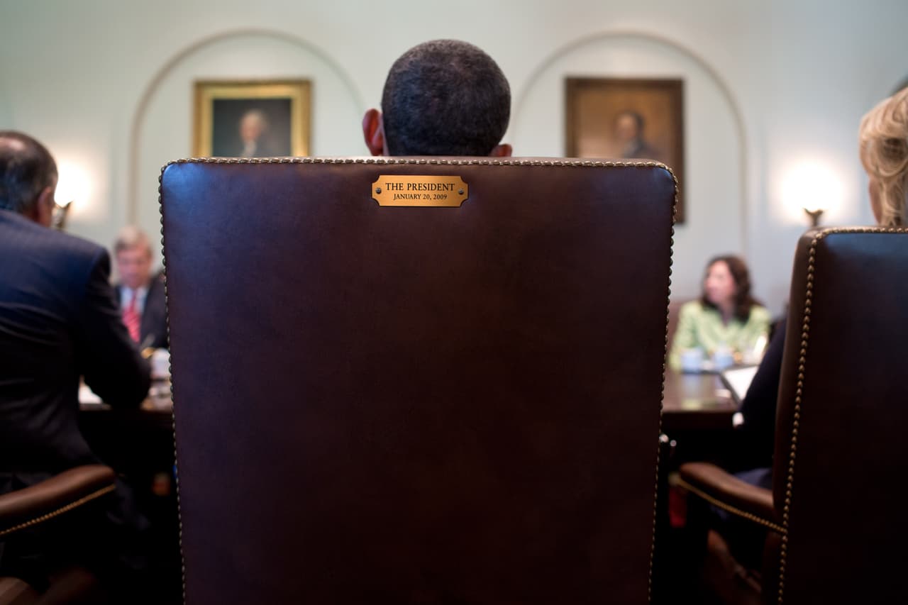 <b>La silla. </b>Pete Souza retrató la parte de atrás del asiento del presidente en una reunión con su gabinete en 2012. Detalles de los objetos y visitantes al despacho presidencial fueron registrados por Pete Souza.