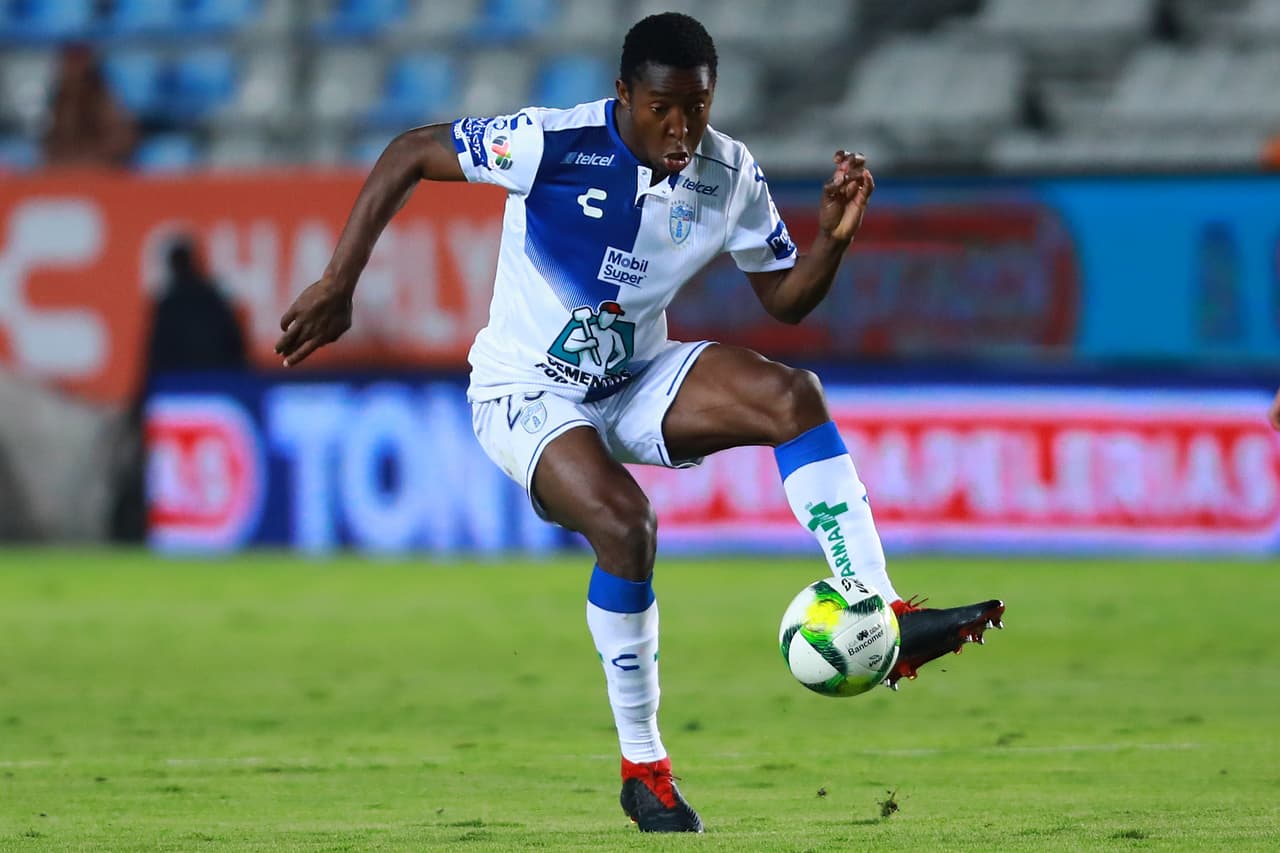 Óscar Murillo es una buena opción para acompañar a Pablo Aguilar por su velocidad. Jonathan Maidana y Nico Sánchez son buenas opciones pero ambos tienen menos de 50 en ritmo, una estadística importante en el videojuego.