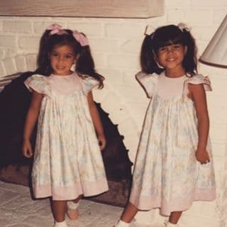 Aquí junto a su hermana Kim luciendo los mismo vestiditos.