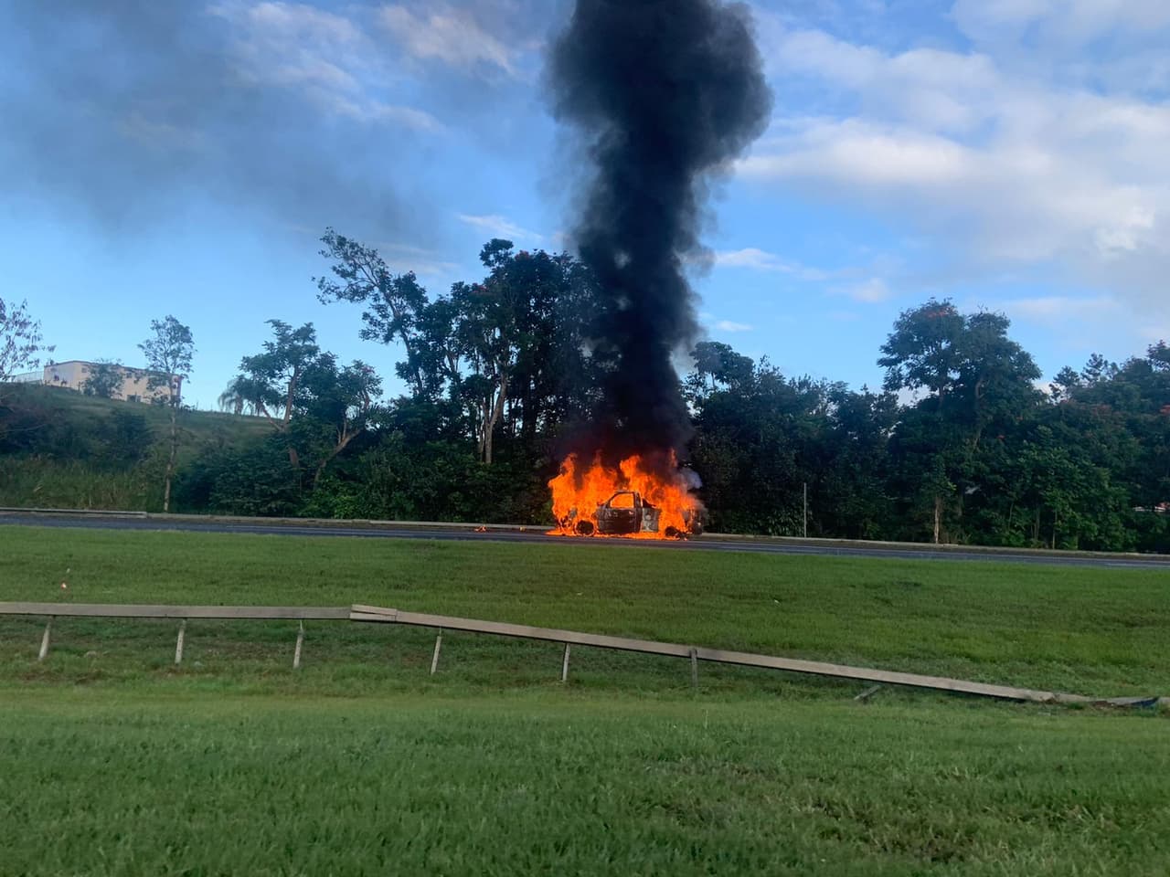 Reportan vehículo incendiado en Cayey