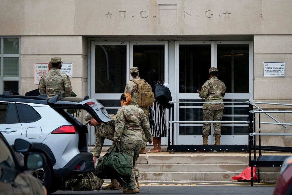 Miembros de la Guardia Nacional llegan a la sede de la Guardia en el Distrito de Columbia este martes.