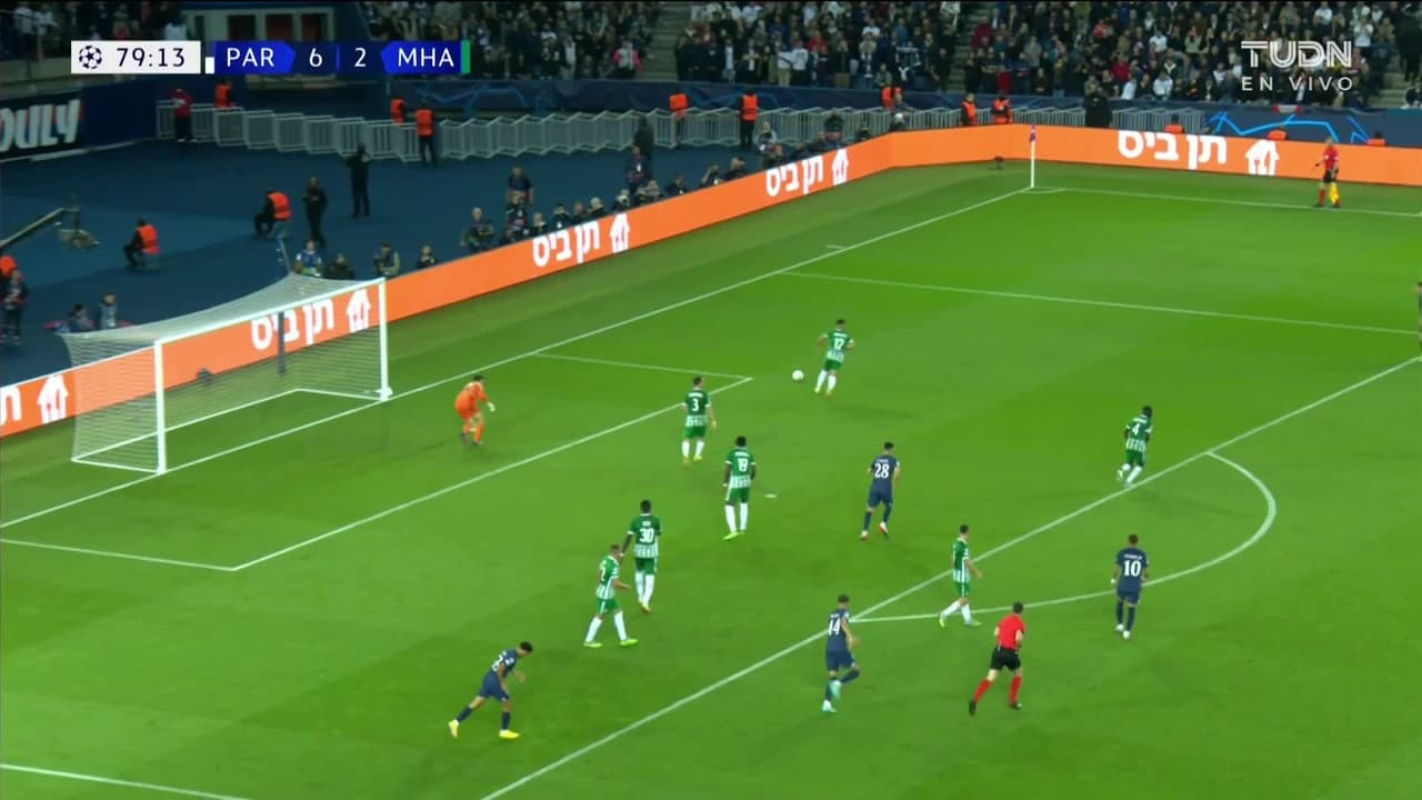 ¡TIRO ATAJADO! disparo por Hugo Ekitike.