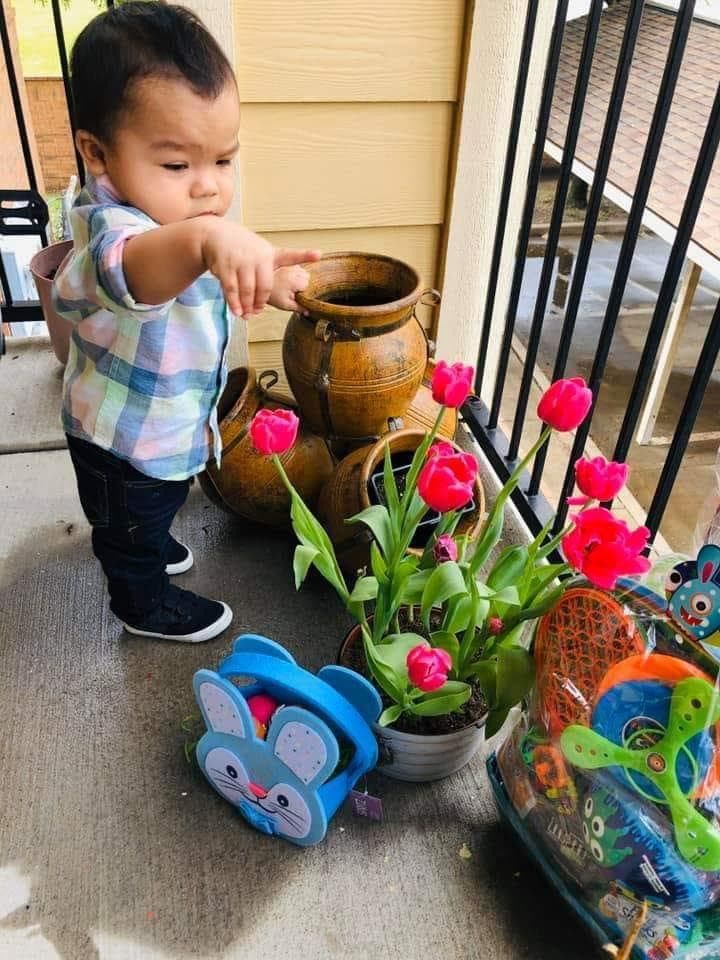 Algunos en el patio en su casa. 
<br>