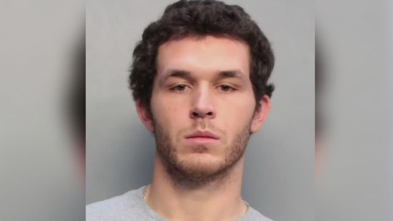 Arrestado por portar un AR-15 cerca de una escuela visitaba a su hermano en problemas