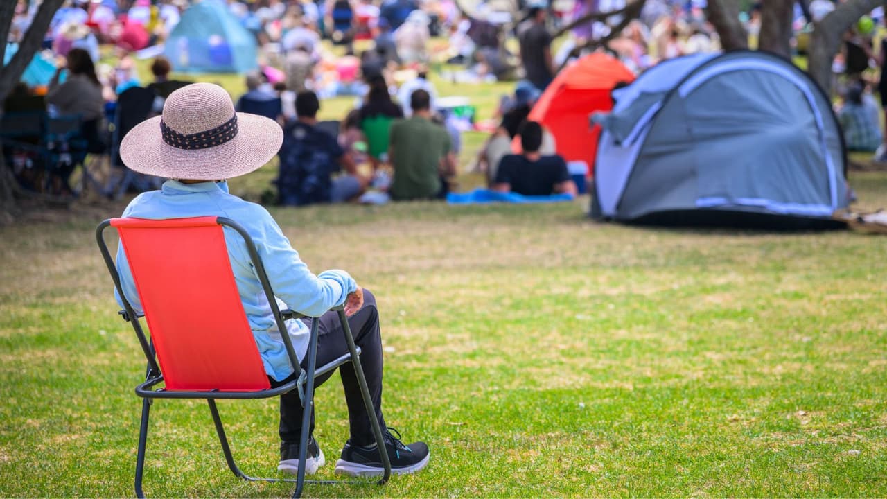 <h3 class="cms-H3-H3">🎶 Música en vivo y festivales comunitarios </h3>
<br>Varias ciudades organizan
<b>conciertos gratuitos y ferias comunitarias ese fin de semana</b>:
<br>
<b>Mothers Day Market en Klyde Warren Park (Dallas) – </b>El sábado 10 y domingo 11 habrá música en vivo, food trucks, venta de artesanías y actividades para niños. 📍
<a href="https://g.co/kgs/ZbHir6Z" target="_blank">2012 Woodall Rodgers Fwy, Dallas</a>
<br>
<b>Mothers & Music en Grand Prairie – </b>domingo 11, con concierto gratuito al aire libre, área de pícnic y sorteos para mamás. 📍
<a href="https://maps.app.goo.gl/kULmDWyg7YENWG4G8" target="_blank">EpicCentral, 2960 Epic Place, Grand Prairie</a>
<br>
<b>Festival de Primavera en Denton – </b>Aunque no es exclusivo del Día de las Madres, coincide con la fecha y tiene un ambiente muy familiar. 📍
<a href="https://maps.app.goo.gl/KL6iuvwekKzXHAMJ8" target="_blank">Quakertown Park, 700 Oakland St, Denton</a>