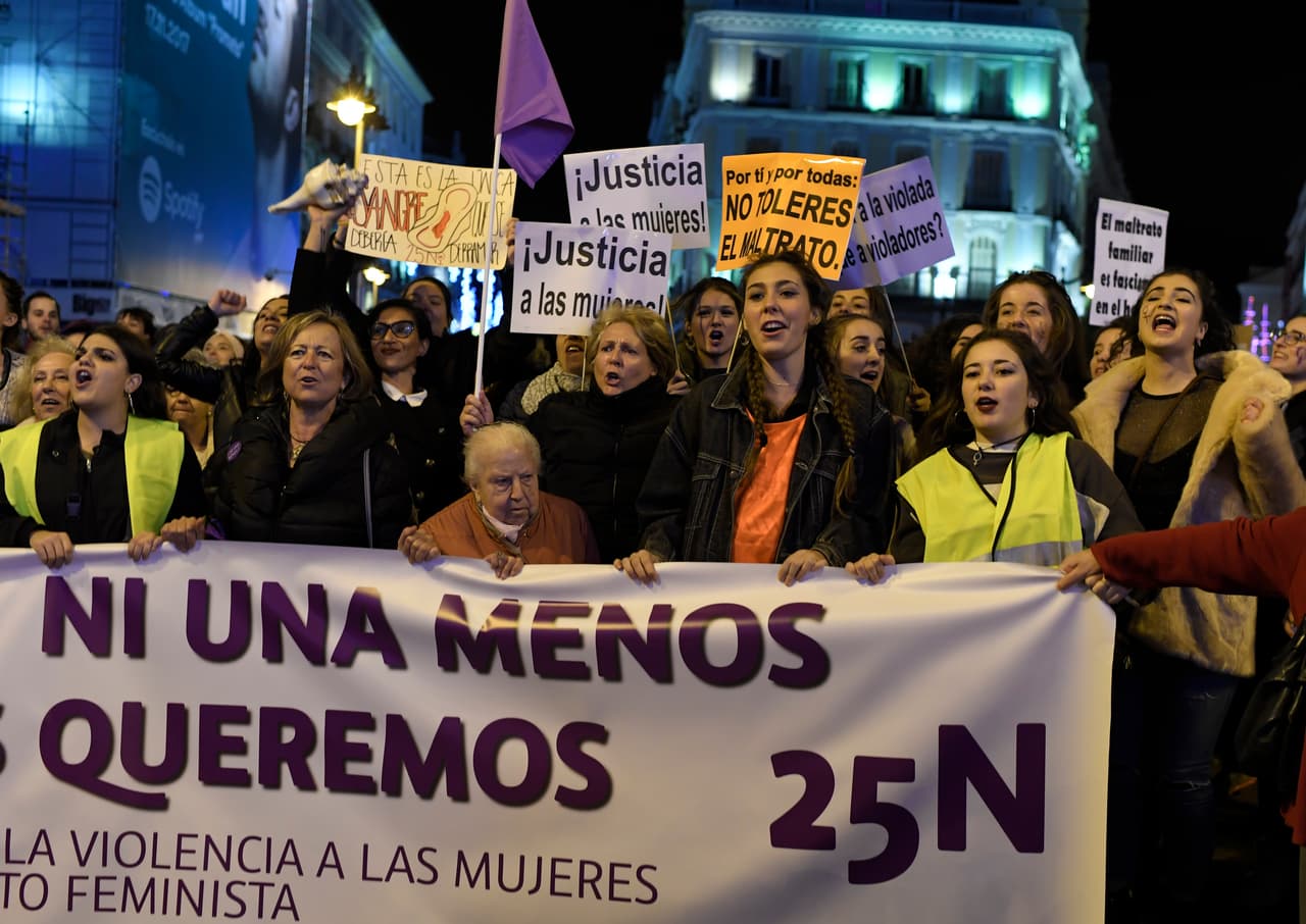 En España las mujeres también realizaron una manifestación en la que portaron pancartas con leyendas como "Justicia para las mujeres" durante una manifestación para conmemorar el Día Internacional de la Eliminación de la Violencia contra la Mujer.