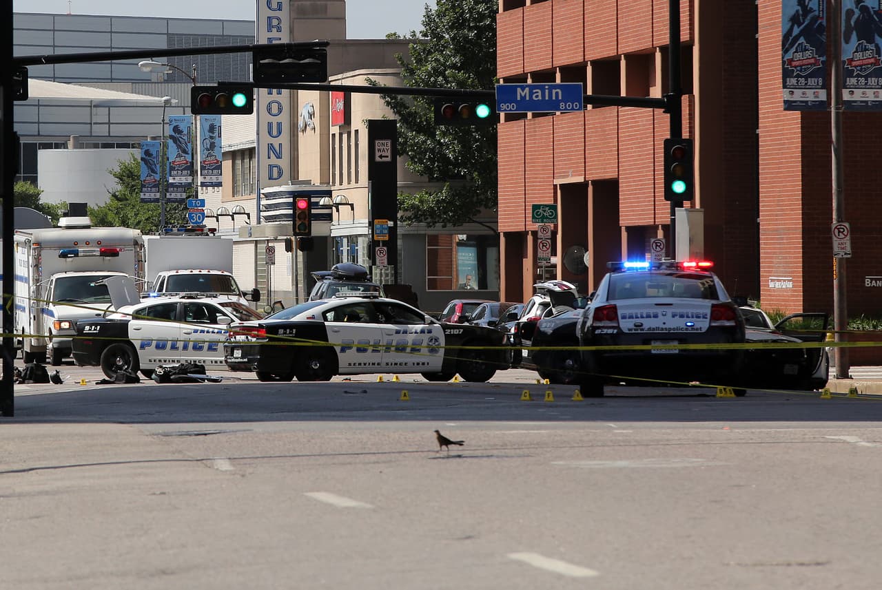 Investigación exhaustiva en Dallas sobre el ataque del francotirador que mató a cinco policías