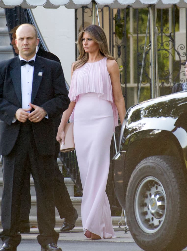 Recién en marzo, una encuesta de CNN señaló que la popularidad de Melania Trump ha escalado de 24% a 52% desde que asumió su rol como primera dama. Algunas expertas consultadas por Univision Noticias aseguran que su elegancia y estilo han influenciado para bien. En otras ocasiones se le han visto diseños de Ralph Laurent, Michael Kors y Valentino, entre otros diseñadores.