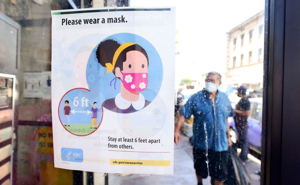 <b>¿Por qué también deben llevar mascarilla los vacunados? </b>El hallazgo que ha hecho saltar las alertas es que se han detectado personas vacunadas que tenían la misma carga viral que personas no vacunadas. Es decir, aunque las vacunas protegen a los vacunados, estos podrían 
<a href="https://www.washingtonpost.com/health/2021/07/27/cdc-masks-guidance-indoors/" target="_blank">trasmitir la enfermedad a los no vacunados</a> en mayor medida de lo que se pensaba debido a la 
<a href="https://www.univision.com/temas/variante-delta">variante delta</a>, mucho más contagiosa.